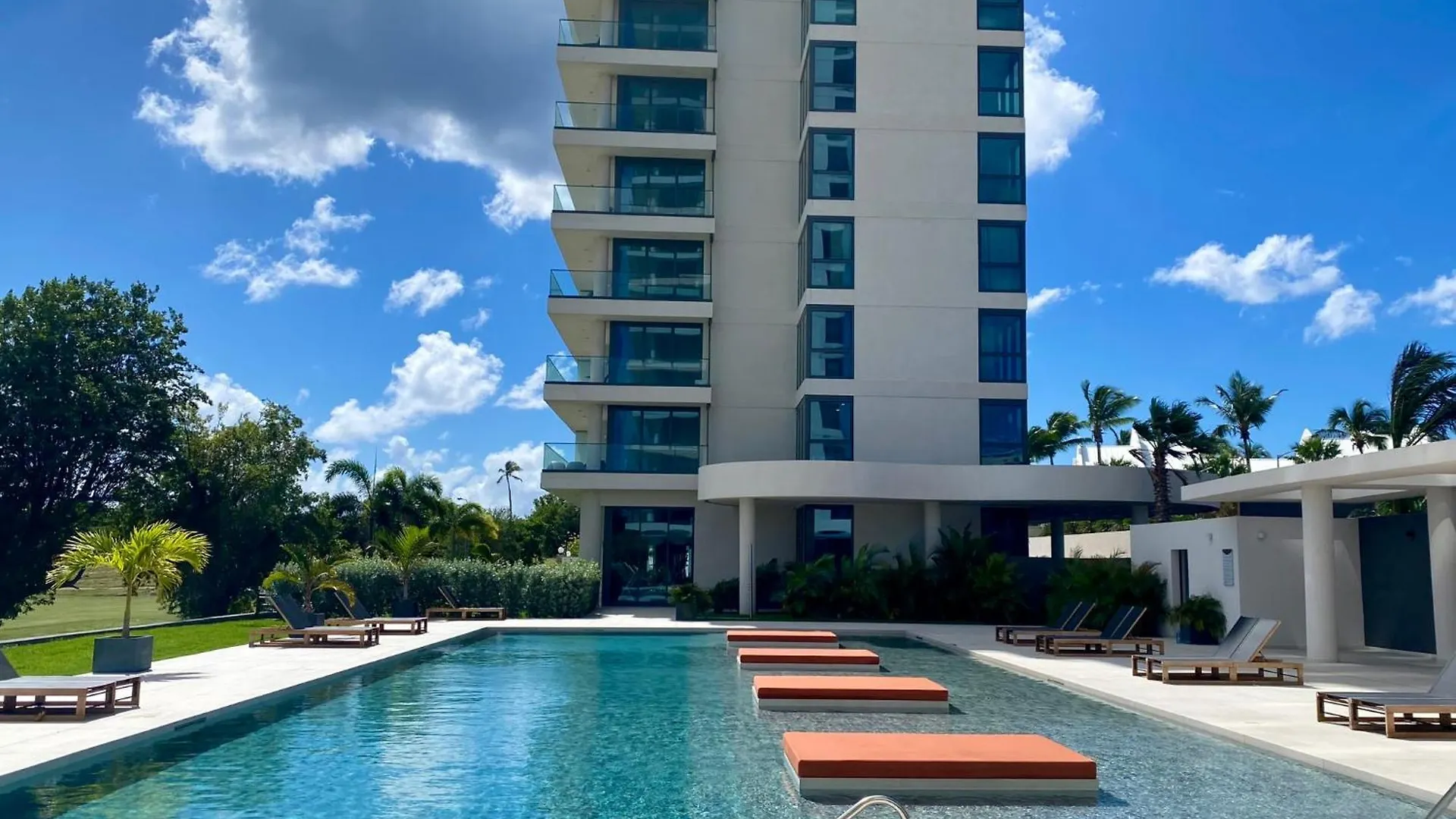 Gorgeous 2 Bedroom, 17Th Floor, With Breathtaking View, Fourteen At Mullet Bay Cupecoy  Sint Maarten